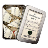 Handgefertigter Papierstern mit klassischem Notendruck als festliche Weihnachtsdekoration.