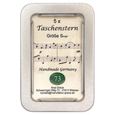 Papierstern mit Notenmotiv zusammengefaltet im Etui – besondere Geschenkidee für Weihnachten.