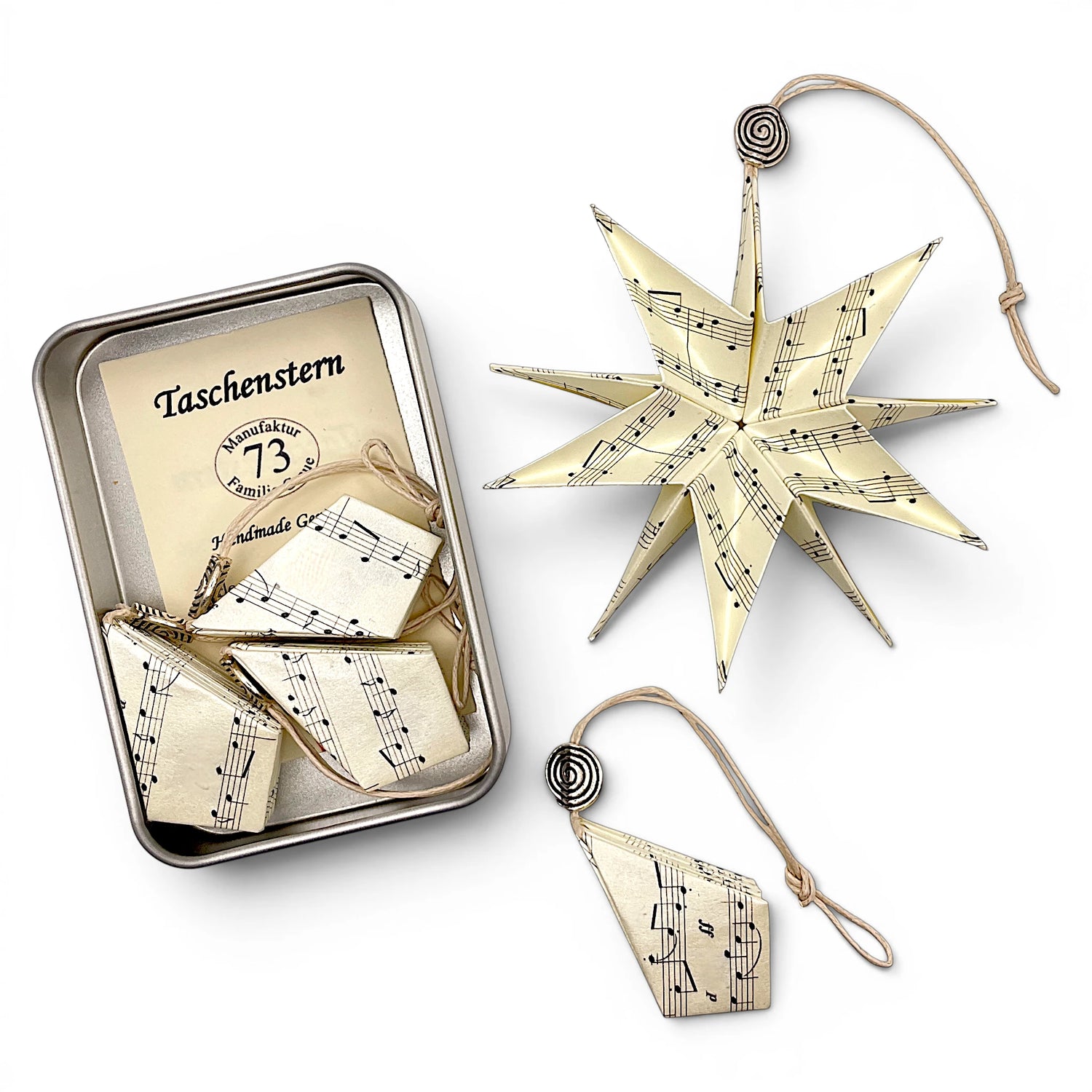 Geöffneter Papierstern mit Notendruck als elegante Weihnachtsdekoration aus Papier.