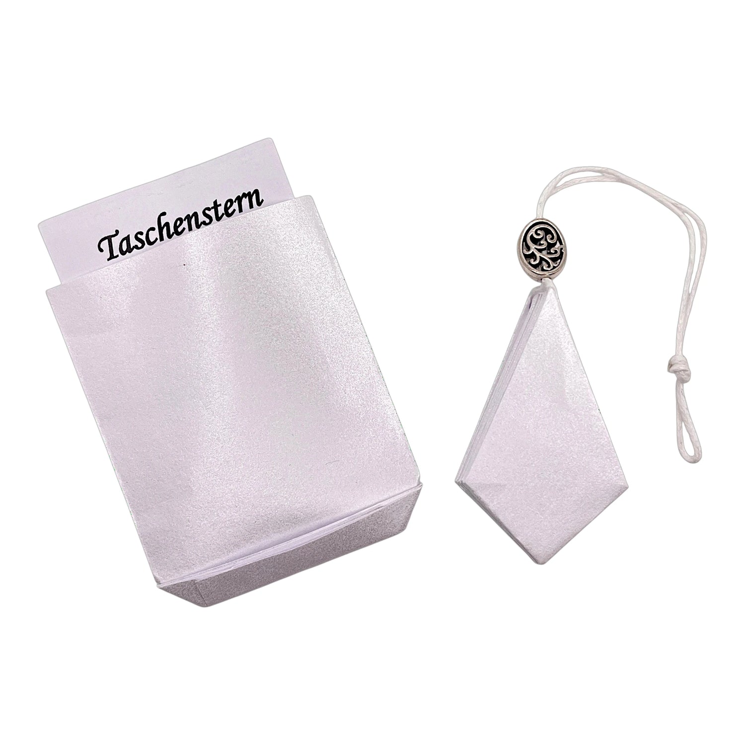 Geschlossener Papierstern in Silberweiß mit passendem Etui als Geschenkidee.