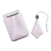 Geschlossener Papierstern in Silberweiß mit passendem Etui als Geschenkidee.