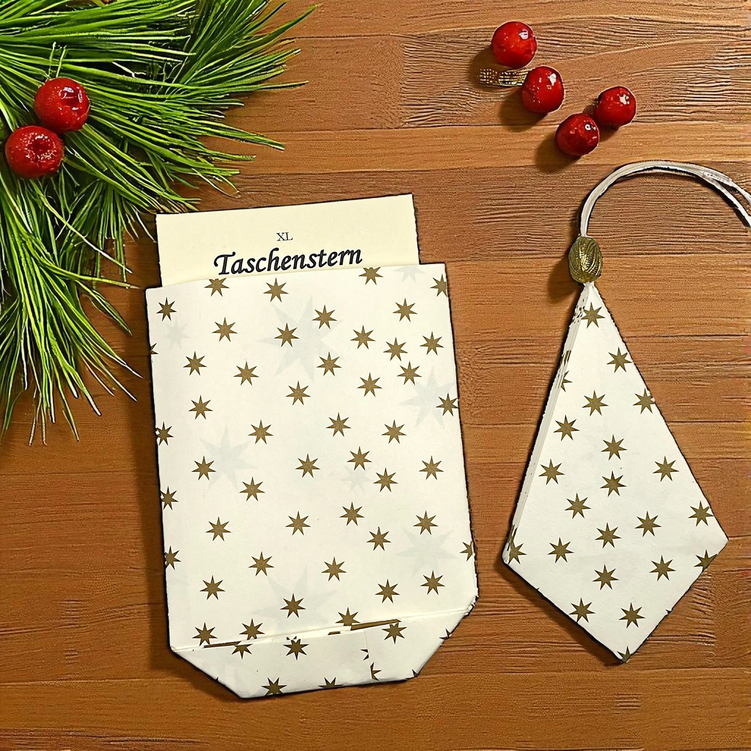 Papierstern liegend auf einem Tisch in weiß und gold.