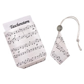 Handgefalteter Papierstern in Silberweiß als dekorativer Taschenstern für Weihnachten und festliche Dekoration.