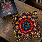 Puzzlebox und fertiges Puzzle „Mandala mit Goldglanz“ von Curiosi mit hochwertigem Goldglanzeffekt und 72 einzigartigen Puzzleteilen.