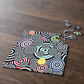 Puzzlebox und Puzzleteile des Curiosi-Puzzles „Bunte Kringel“, Q Pop 1 mit farbenfrohem Pop-Art-Motiv.