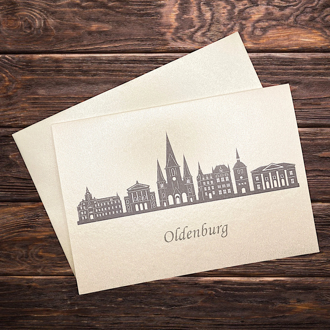 HIntergrund in Holz. Skyline von Oldenburg gedruckt auf einer Klappkart
