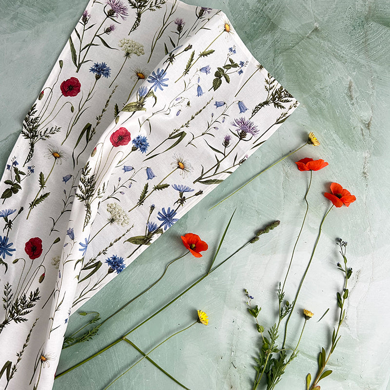 Bio-Geschirrtuch mit Wildblumen im skandinavischen Design aus Bio-Baumwolle