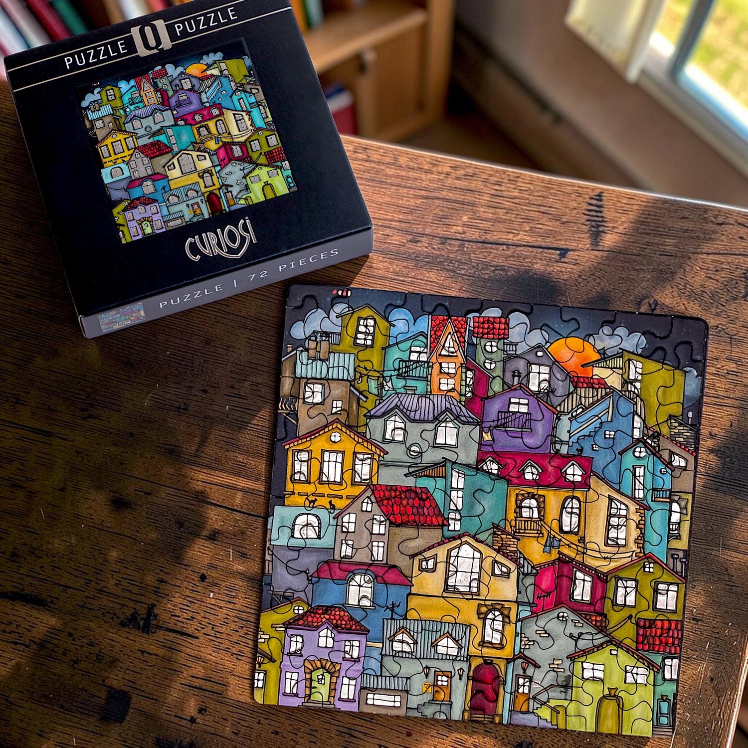 Detailansicht des Curiosi-Puzzles „Kunterbunte Stadt“ mit den vielen bunten Häusern und hochwertigen Puzzleteilen.