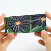 Detailansicht des 6-in-1 Daumenkinos mit Illustrationen im Stil von Henri Rousseau.