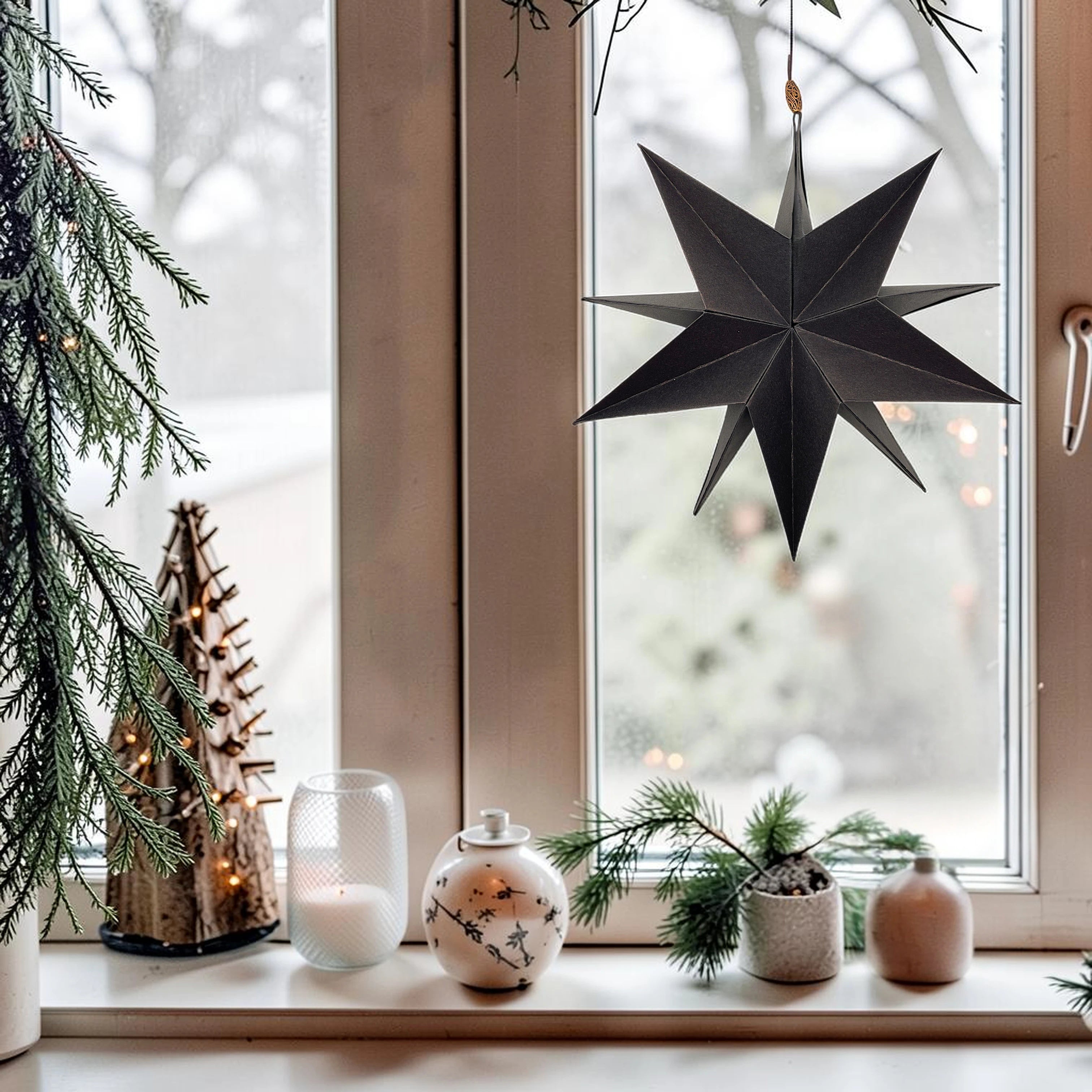 im fenster hngt ein schwarzer papierstern als Weihanchtsstern