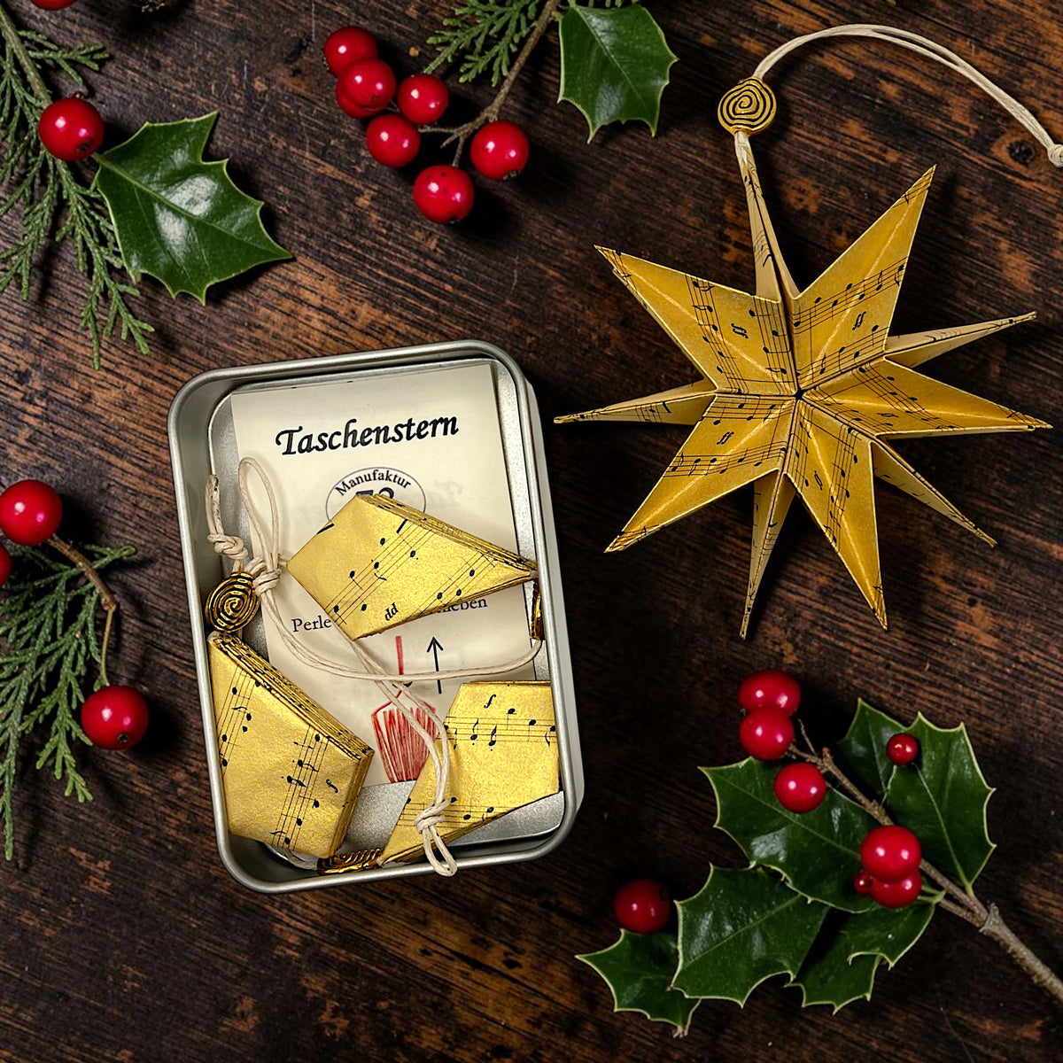 Goldener Mini Papierstern mit Notenmotiv – dekorativer Stern aus Papier