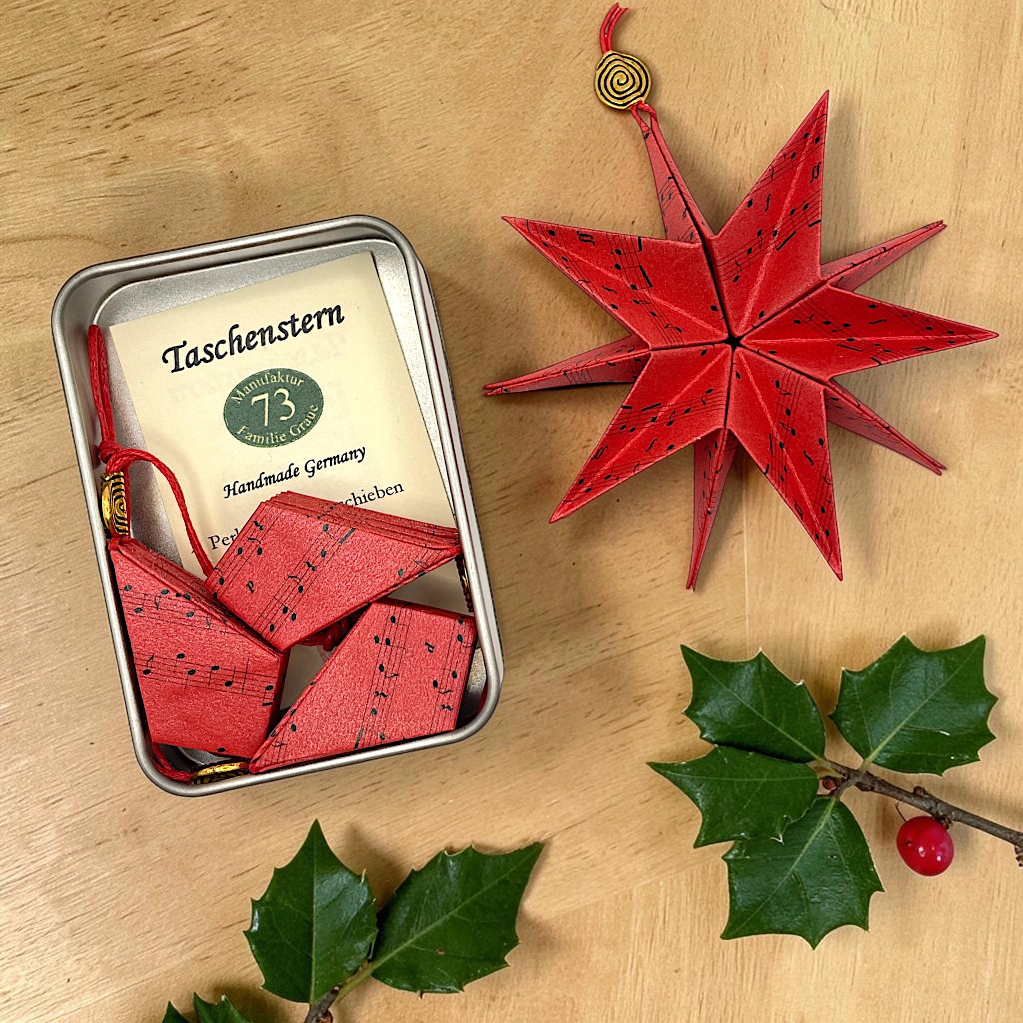 Weihnachtsstern in Rot mit Noten – kleiner handgefalteter Papierstern